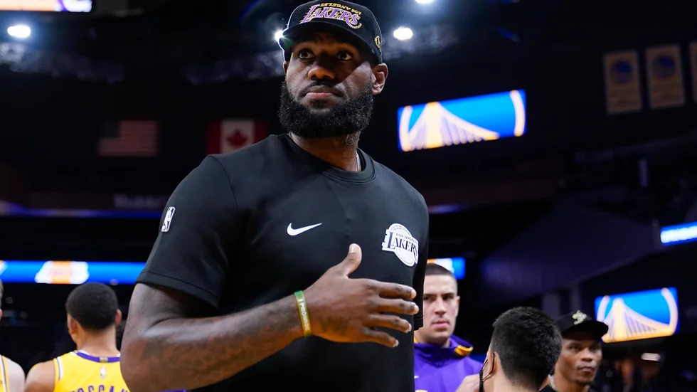 LeBron James är en av de mest inkomstbringande idrottarna, enligt Forbes. Arkivbild.