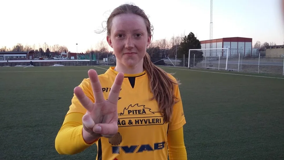 TRE MÅL. Tre fingar för tre mål i derbyt. Cajsa Hedlund fick en rivstart på säsongen när Infjärden vann mot Öjebyn i division 2-premiären.