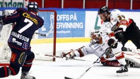 MISSAR I MASSOR. Anders Nilsson och Robin Jonsson hade ingen rolig kväll i Cloetta Center. Det blev förlust med 1-2 trots att hemmalaget Linköping bara sköt 12 skott. Landslagsuppehållet kommer lägligt för krislaget Luleå.
