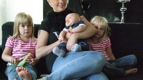 MOR OCH BARN. Mamma Katarina med lille Hjalmar i famnen och döttrarna Emma och Emelie.