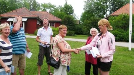 norrbottningar möts. Ingrid Ingesson, Piteå, tidigare ordförande i föreningen hälsar på familjen Gustafsson med rötterna i Jokkmokk.