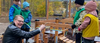 Här invigs Boxholms nya lekpark – "Varför klippte han sönder snöret, får man göra så?"