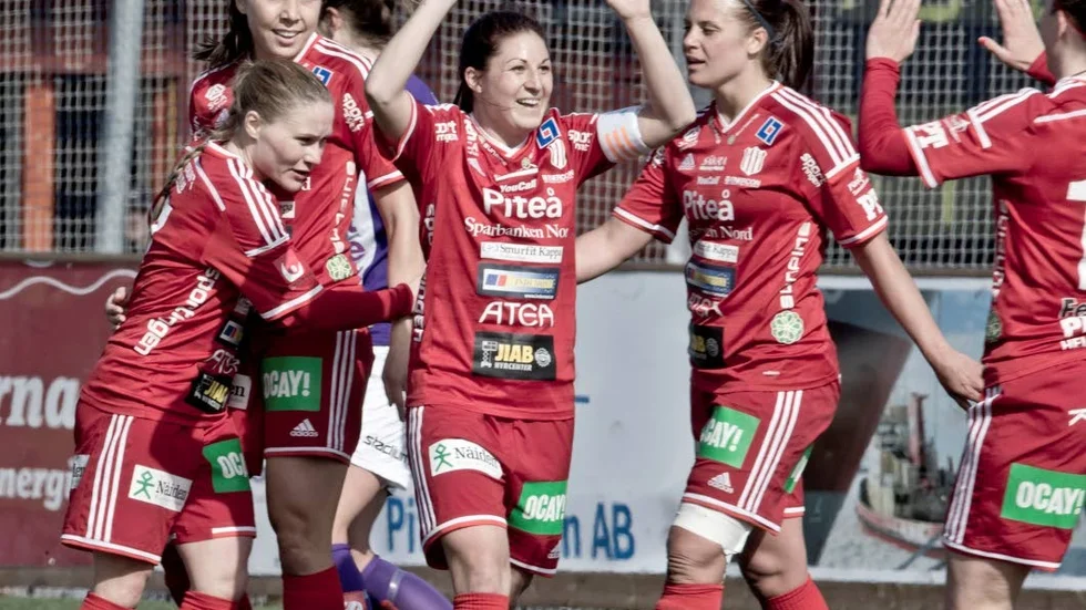 Josefin Johansson (mitten) är enligt Expressen aktuell för Pia Sundhages startelva mot Schwiez i OS-kvalet.