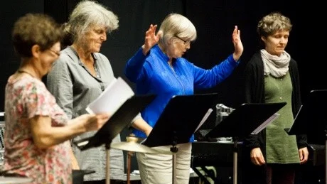 LULEÅS CAGE-ENSEMBLE. Under helgens Klusterfestival förvandlades Monica Åslunds öppna huskör till en Cage-ensemble under ledning av sångerskan Monica Danielsson och slagverkaren Per Sjögren.