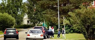 Föräldrar protesterar mot lång väntetid på skolskjutsen