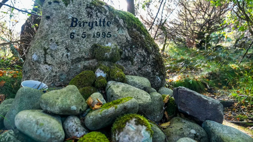 En minnessten för Birgitte Tengs på platsen i norska Karmøy där hon hittades död i maj 1995. Efter drygt 27 år åtalas en man för mordet. Arkivbild.