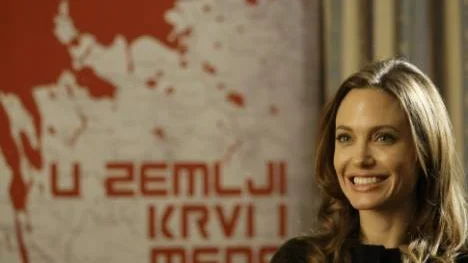 Angelina Jolie skrev manuset till filmen och fick sedan även regissera "In the land of blood and honey".
