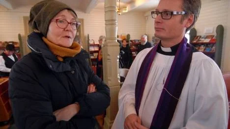 Ann Petrén gör sitt första filmfestivalbesök i Arjeplog. Här i samtal med festivalgeneral Niklas Westling.