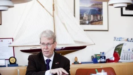 Kommunalrådet Peter Roslund (S) anser att staten ska stå för de 17,8 miljoner kronor per år som en utökad bemanning inom demensvården skulle kosta. Politiker i riksdagen har dock en helt annan uppfattning.