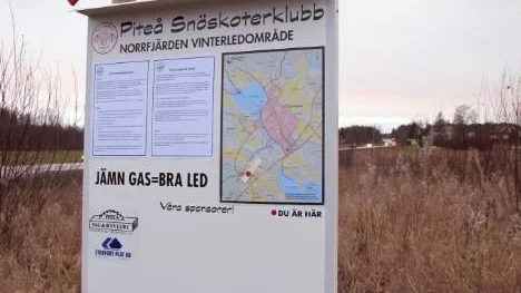 Inför kommande skotersäsong har det satts upp informativa skyltar vid in/utfarter till byar i kommunen. Skyltningen är tidskrävande och har kostat mellan 50 000 och 70 000 kronor.