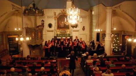 Norrlandskören Arctic Light drog nästan full kyrka med sin julkonsert i Arjeplog. Magiskt, kort och gott.