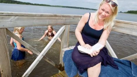 Hannahs motto för sommaren är: "Förbise kroppsliga tillkortakommanden och kasta paltorna! Strunta i så många "måsten" du kan, och bjud i stället hem någon du längtat efter."