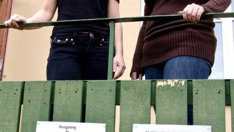 VÄLKOMNA. Fritidsgården i Snabelhuset invigdes på onsdagen. Ewa Niemi projektledare för fritidsgåren, och Linn Wahlberg, anställd, står beredda att ta emot ungdomarna. Foto: Håkan Zerpe