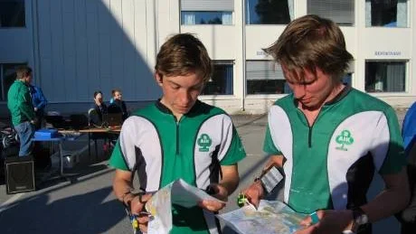 DISKUSSION. Segraren Jonas Larsson (vänster) och tvåan Ulrik Nordberg försöker reda ut vad som har hänt efter målgången.