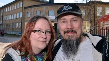 NYTT MÖTE. Föräldrar från Nattavaara inbjöds till ett nytt möte med Gällivares skolpolitiker i veckan. Camilla och John Arvidsson, föräldrarepresentanter, var inte nöjda med alla beskeden från politikerna. "Håller deras löften och vi får gehör för våra synpunkter så är det ganska bra", säger de. Foto: Kenth Bergmark