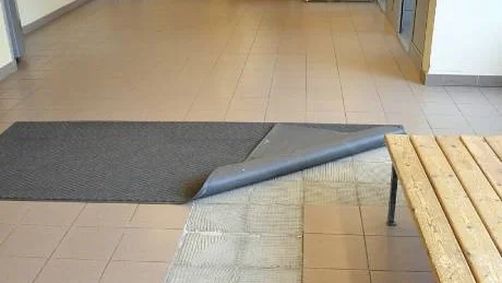 PLATTORNA LOSSNADE. Personalen vid Malmbergets badhus överraskades i måndags av att delar av foajéns golv helt enkelt lossnade utan synbar anledning.