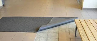Golvplattorna i badhuset lossnade