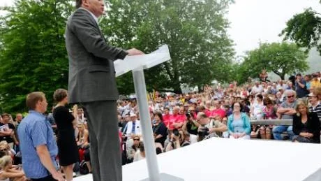 HÅLLBAR FRIHET ÅT ALLA. Stefan Löfven tar politikerklyschorna till en ny nivå.