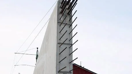 FUNDAMENT. Just nu transporteras dessa stödfundament för de 130 meter höga vindkraftstornen i Sjisjka från stationsområdet i Gällivare.