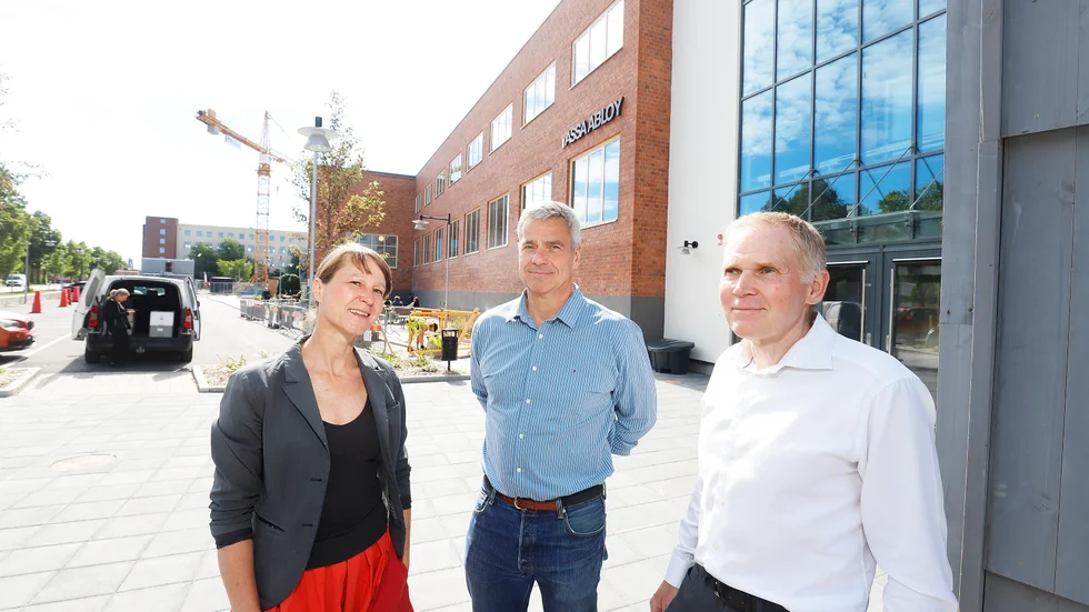 Arkitekten Stella Lindstam, byggherren och projektledaren Peter Sverin med Per Tängerstad, som representerar fastighetsägaren Capman.