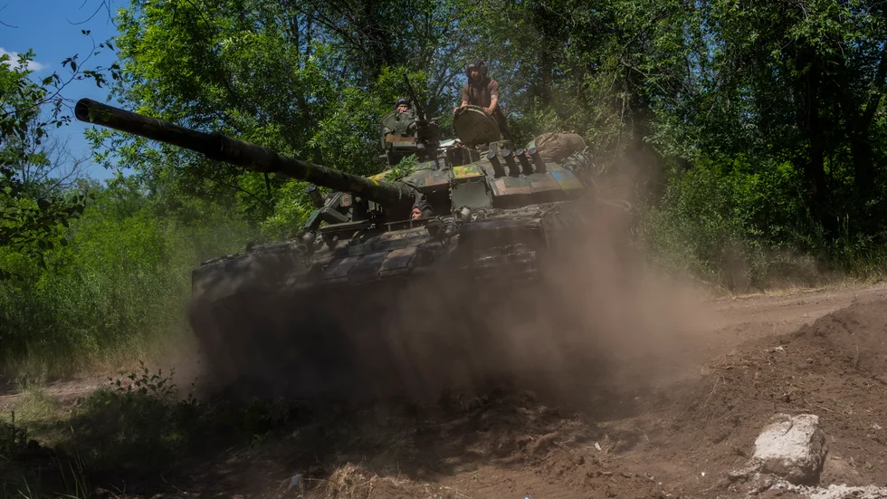 Ukrainska soldater i en stridsvagn nära fronten i Donetsk på måndagen.