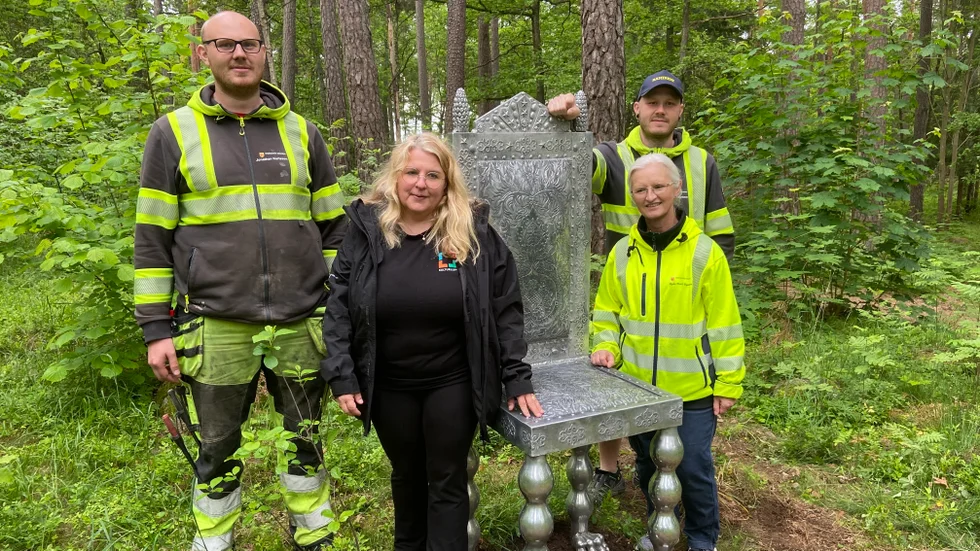 Kultursamordnaren Annika Busch Palm tillsammans med Johan Karlsson, Jonathan Karlsson och Ros-Marie Byström från Strängnäs kommuns driftavdelning som sett till att figurerna kommit på plats i Långbergsskogen.
