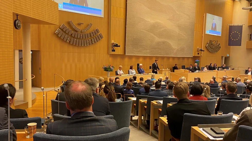 Jag vet hur det är att sitta i opposition, det är som en mohairkofta på en svettig kropp när man tycker att politiken går åt helt fel håll. 
Minst sagt frustrerande. 
Den får dock inte göra att vi inte hanterar uppdraget med respekt, det förlorar vi alla på. Politik är viktigt och på riktigt, ett tungt ansvar- minns det när ni ska rösta i höst. 