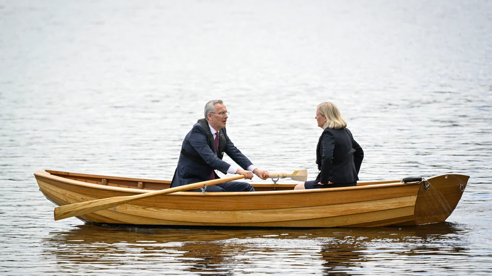 I SAMMA BÅT. Nato:s generalsekreterare Jens Stoltenberg och Sveriges statsminister Magdalena Andersson (S) hjälps åt att ro den svenska Nato-ansökan i land.