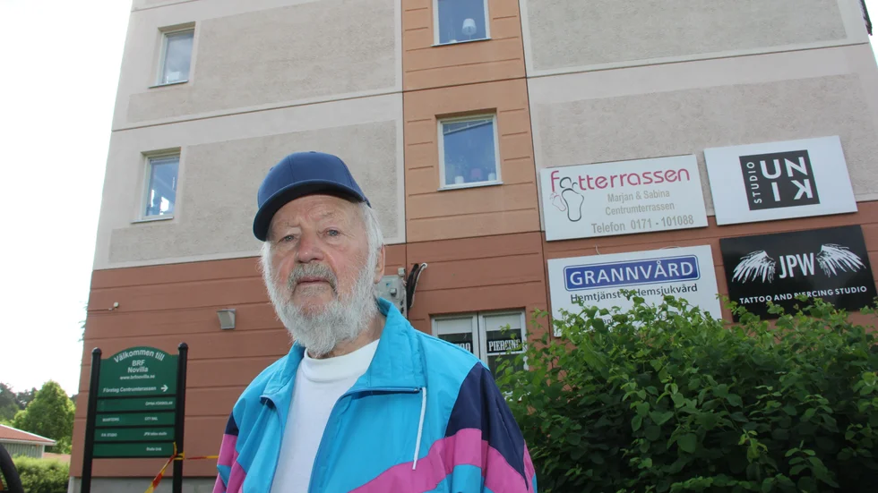 "Jag hörde inget i natt, utan såg avspärrningarna först i morse när jag gick ut. Det här är sånt man inte tror ska hända här", säger Lars Engman, en av dem som bor i samma hus som kvinnan som dog i branden. 