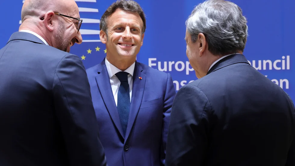 Frankrikes president Emmanuel Macron (mitten) tillsammans med rådsordförande Charles Michel (vänster) och Italiens premiärminister Mario Draghi under måndagens EU-toppmöte i Bryssel.