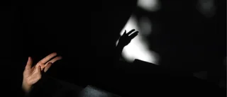 Utsträckt hand med korsade fingrar