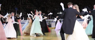Här dansar de på årets andra bal i Saab arena • Se alla bilderna från dansen