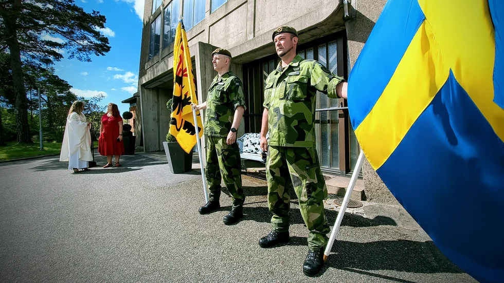 Marcus Augustsson och Andreas Ahlberg stod som fanbärare utanför Sankt Botvids kyrka i Oxelösund under söndagen när Veterandagen högtidlighölls.