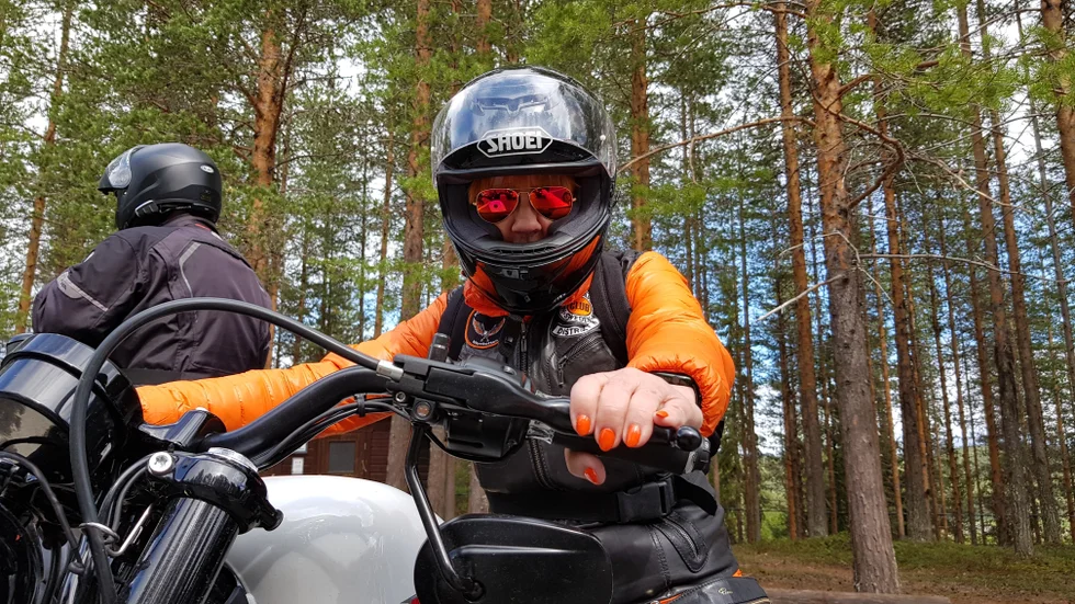 Agnetha Hedkvist Bjärkerud tycker att dagen förenar nytta med nöje; att både köra hoj och samla in pengar till arbetet mot mäns våld mot kvinnor.