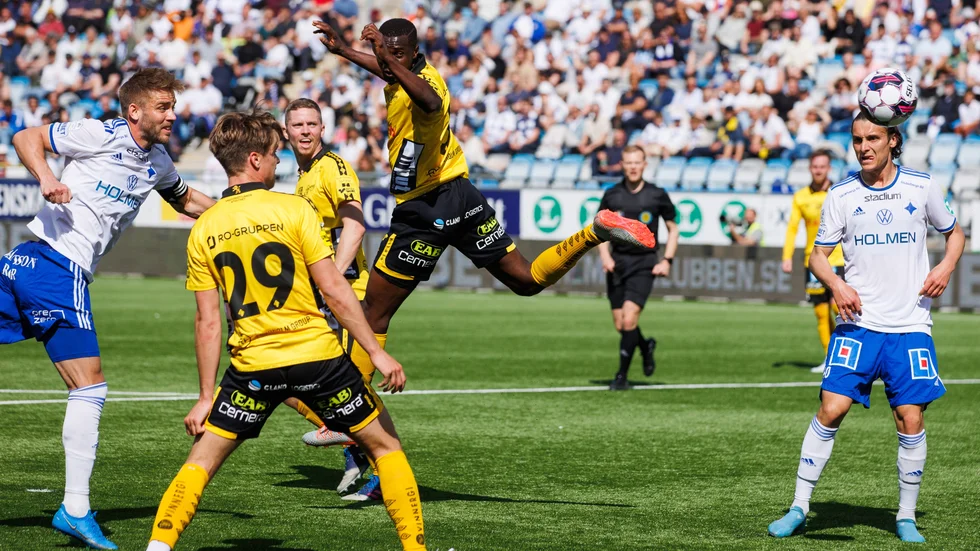 Mål! Christoffer Nyman med ett av sina två nickmål i den händelserika söndagsfighten.