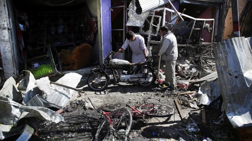 Kabul, Afghanistan i måndags. Efter att en självmordsbombare slagit till.