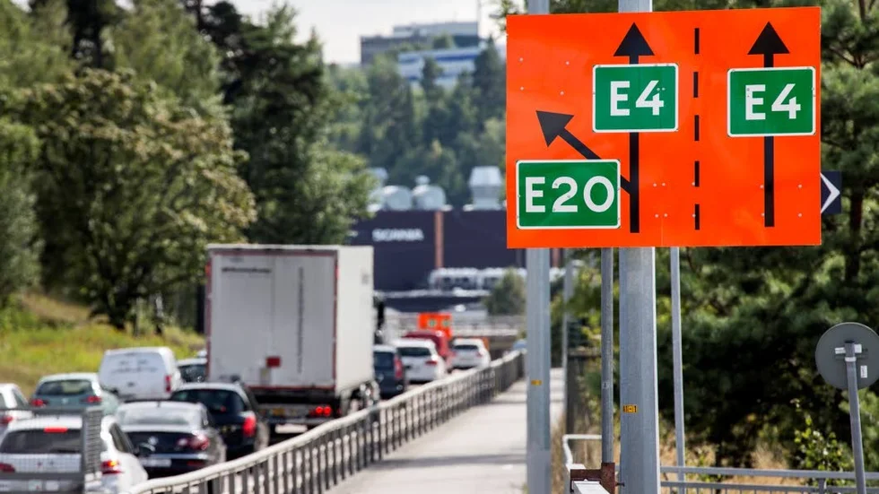 Livsnödvändigt flöde. Efter olyckan på Södertäljebron tvingades trafiken ledas om. Det lokala samhället försörjs av lastbilstransporter och kräver ett konstant flöde av gods, skriver Crister Persson.