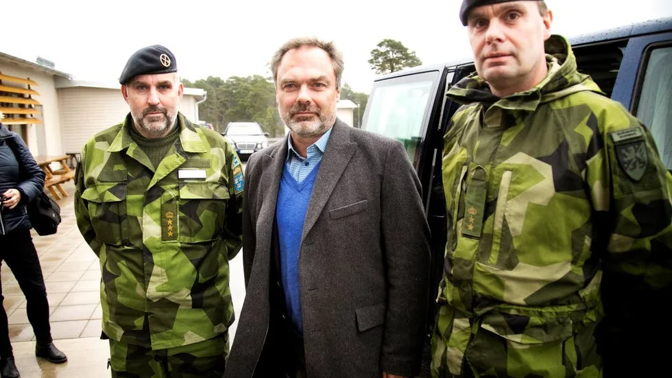 Liberalernas partiledare Jan Björklund på besök på Tofta skutfält. Här med överste Ulf Jonsson och  Stefan Pettersson, chef för Stridsgrupp Gotland.