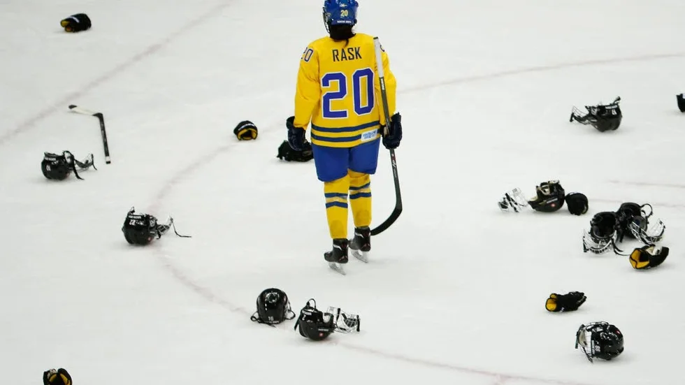 Damkronornas Fanny Rask var rätt ensam om att kunna spela ishockey på heltid förra säsongen. Något hon kunde göra tack vare ekonomiskt stöd från sin bror Victor Rask som spelar i NHL.