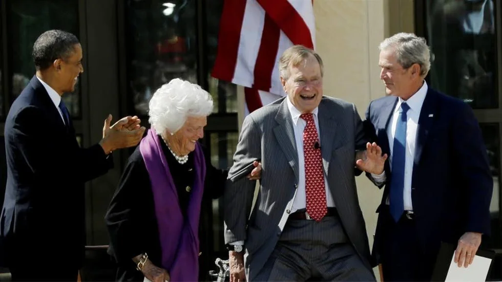 I Dallas. Barack Obama och mor, far och sonen Bush.