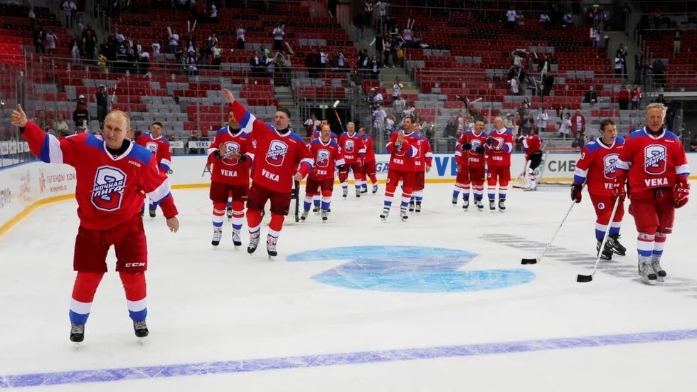 I hockey gäller ett annat försvar än det som är aktuellt i Nato. Här ses president Putin åka ärevarv efter en match i ryska Sochi, januari i år.