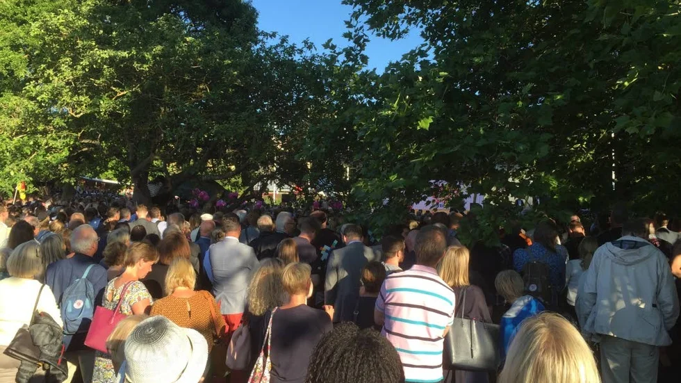 Almedalsveckan och den demokratiskt unika mötesplats den är är något vi ska värna. Bilden är från Stefan Löfvens tal i Almedalen 2016 där en rekordpublik slöt upp.