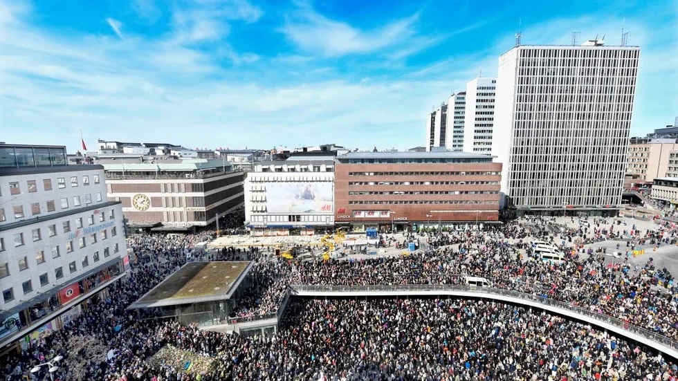 Sergels torg, nära Drottninggatan och Åhléns. Var i går platsen för en stor manifestation.
