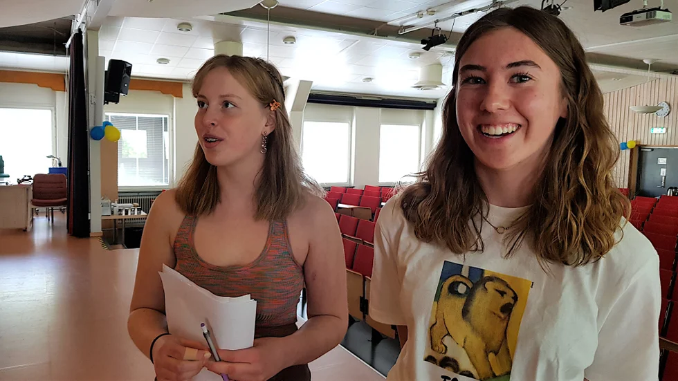 Joanna Söderberg och Elina Lintzén ställde frågorna under framtidsdialogen med politiker, kommunala tjänstemän och företagare.