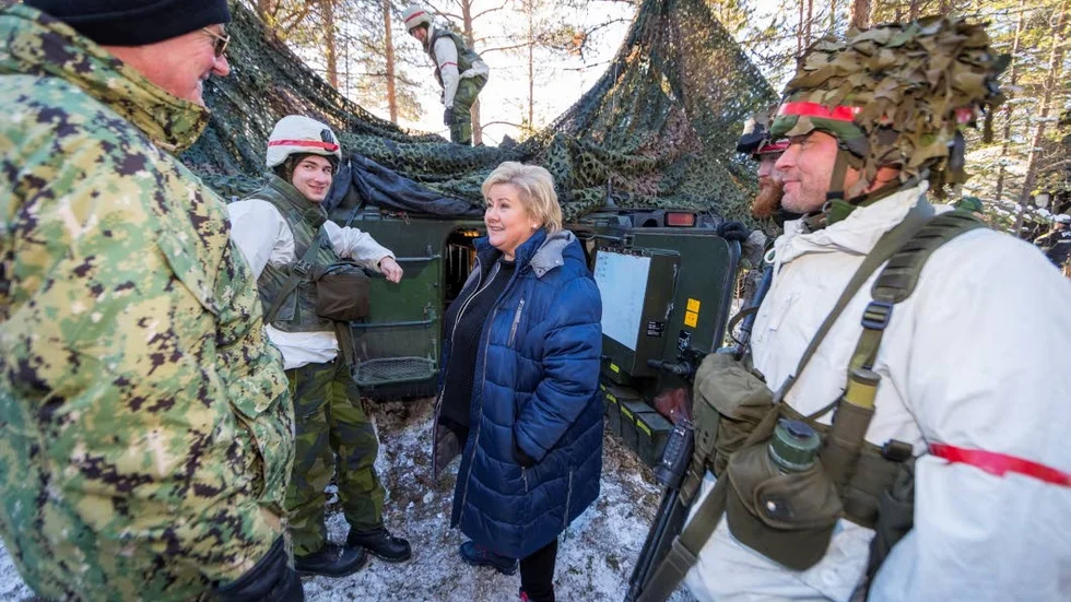 Norges statsminister Erna Solberg på besök hos en svensk pansarbataljon under Trident Juncture.