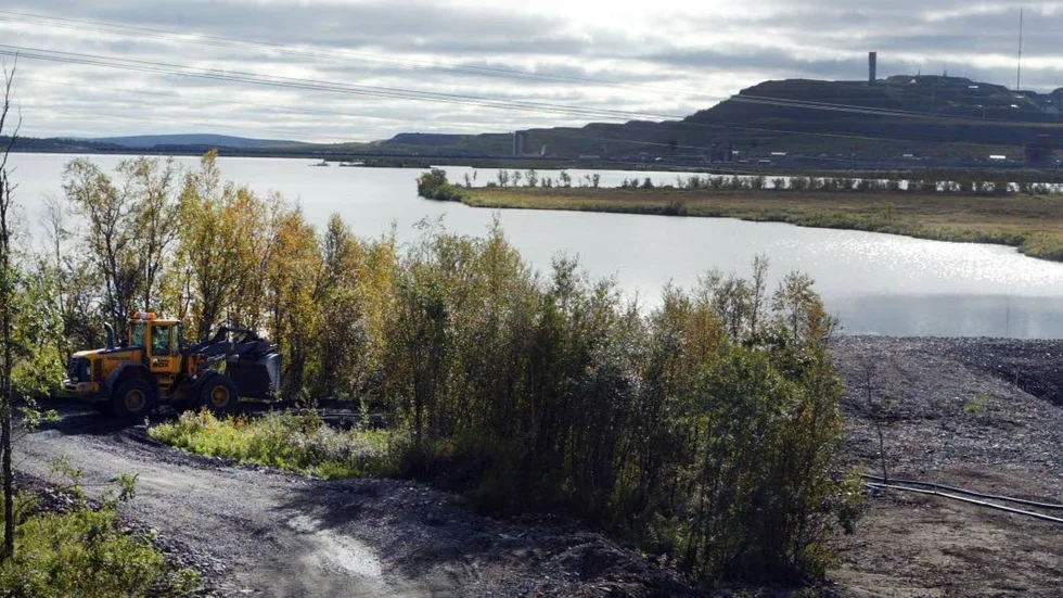Luossajärvidammen läcker mer vatten än beräknat. Bilden är från arbetet med att bygga dammen och nytt utlopp för Luossajärvi.