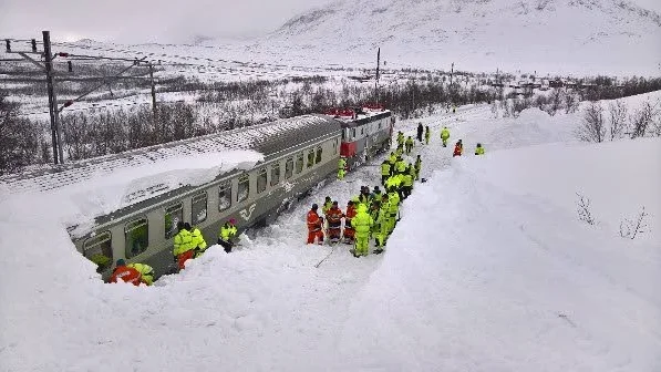 TÅRTKALAS. SJ ska bjuda LKAB Malmtrafik på tårtkalas efter insatsen där deras tåg skottades fram av gruvbolagets anställda tillsammans med VR Track-anställda.