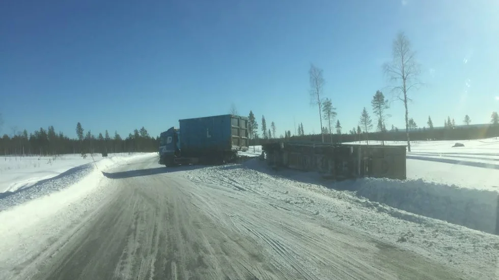 I diket. En långtradare har hamnat halvvägs i diket två kilometer norr om Hakkas.