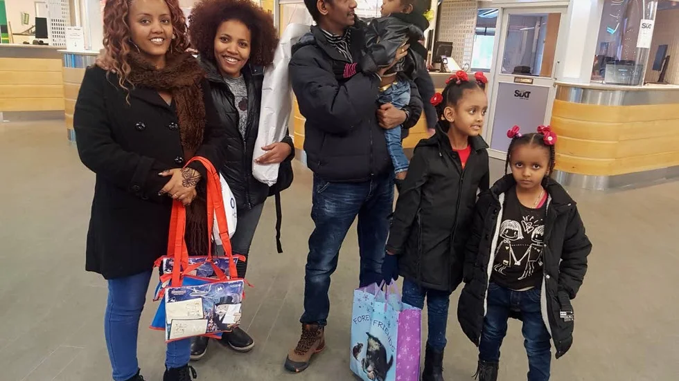 Återförenade. Mamma Rigat Emun, längst till vänster, och barnen Arsema, Efoyta och Niyat återförenades med pappa Angosom Mesfun. Med på bilden är också Angsoms halvsyster Silas Tewoldemedhin.