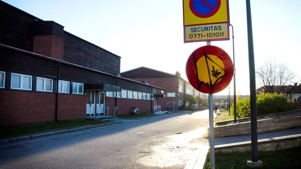 Sjöparksskolan. Mannen agerade så pass hotfullt att polisen avlossade ett varningsskott.